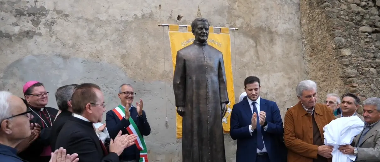 Inaugurato a Cariati il monumento dedicato a mons. Vitetti, l’opera realizzata dall’orafo scultore Antonio Affidato\n