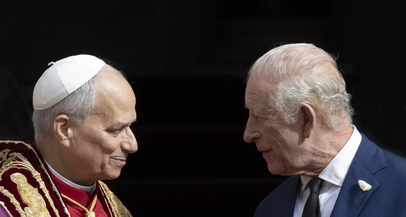 Carlo III in Vaticano, l’incontro che riscrive cinque secoli di distanza\n