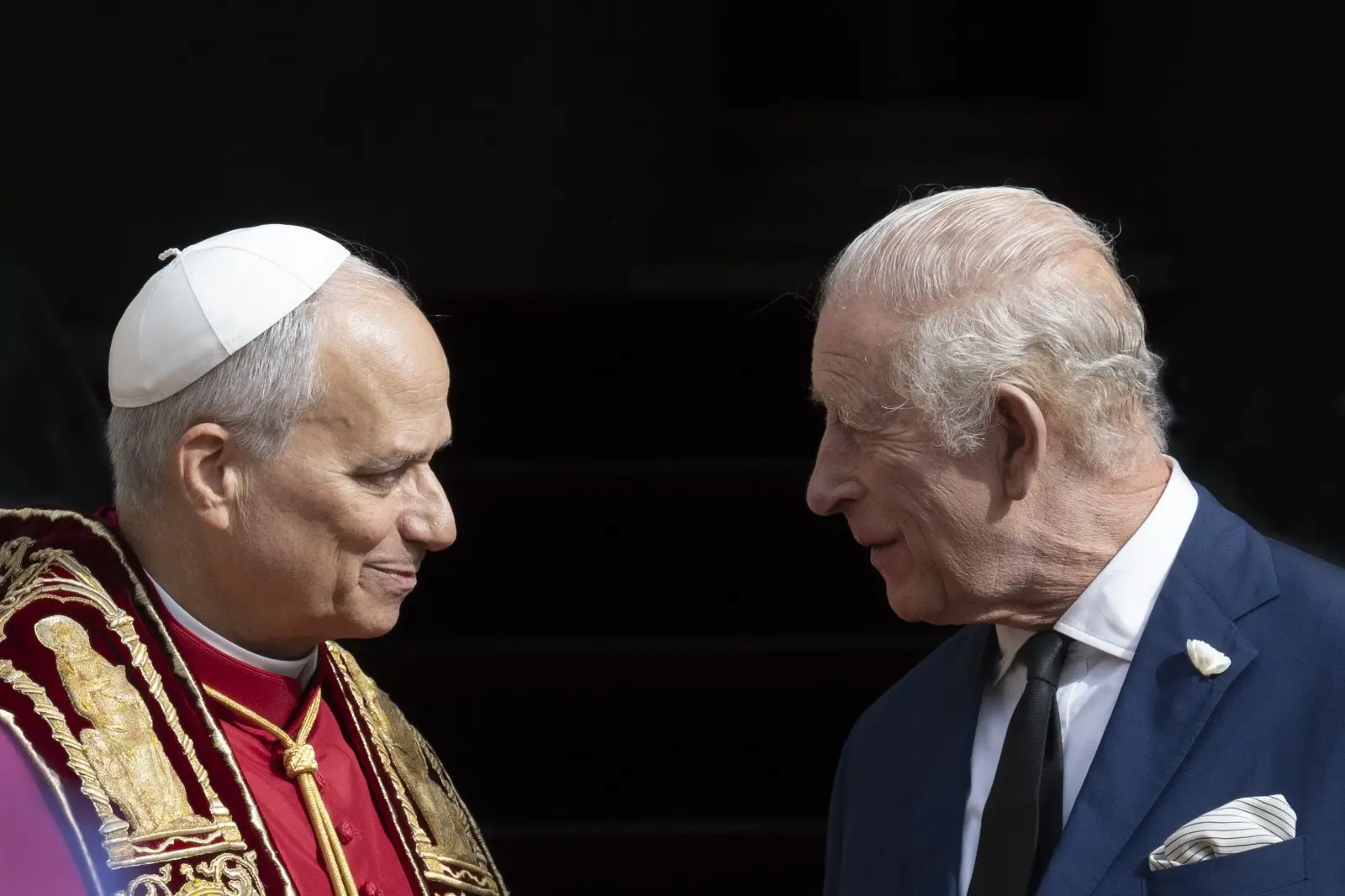 Carlo III in Vaticano, l’incontro che riscrive cinque secoli di distanza\n