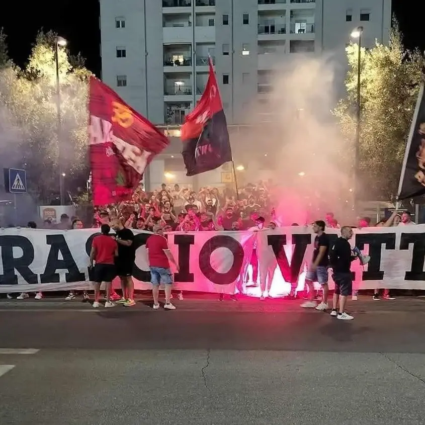 Cosenza, la Curva Nord: «Sempre fuori dallo stadio. Non ci pieghiamo»