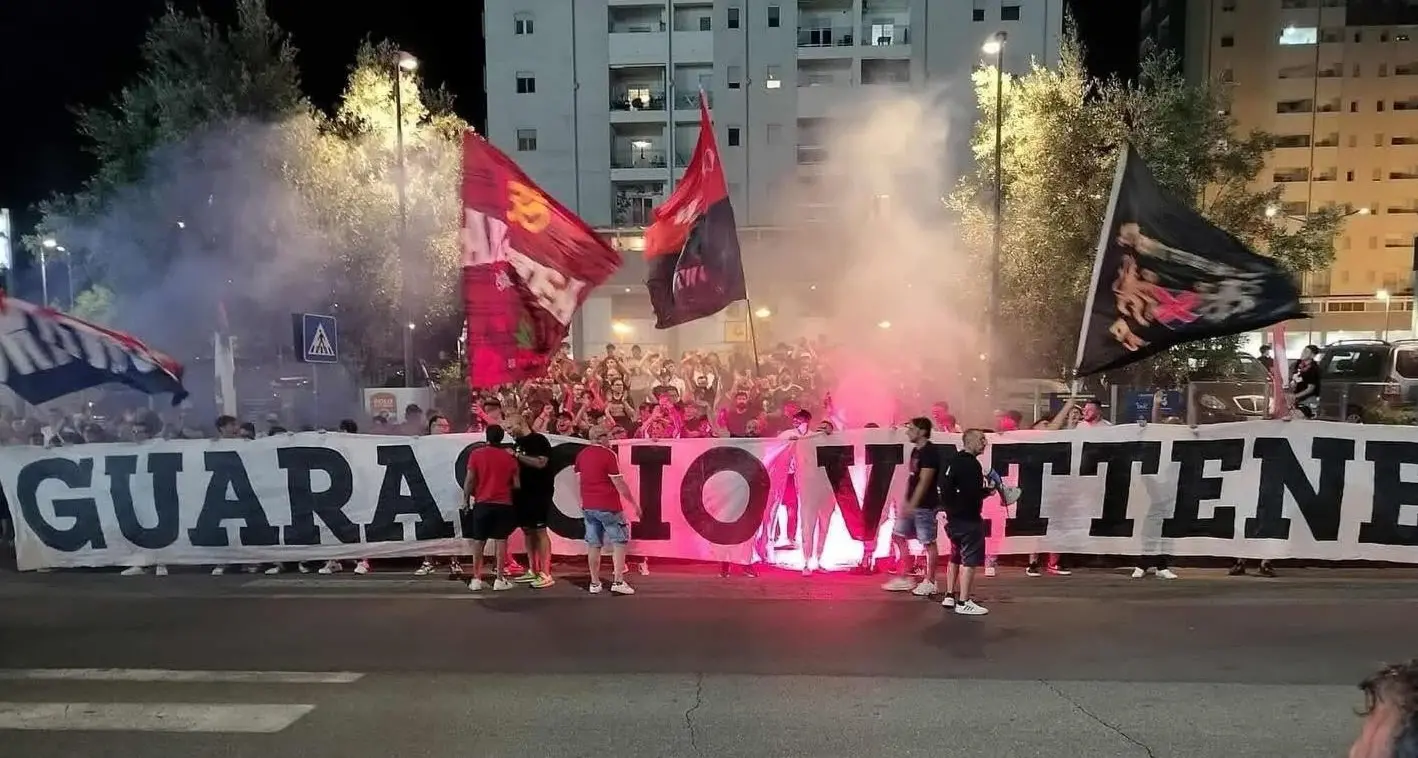 Cosenza, la Curva Nord: «Sempre fuori dallo stadio. Non ci pieghiamo»