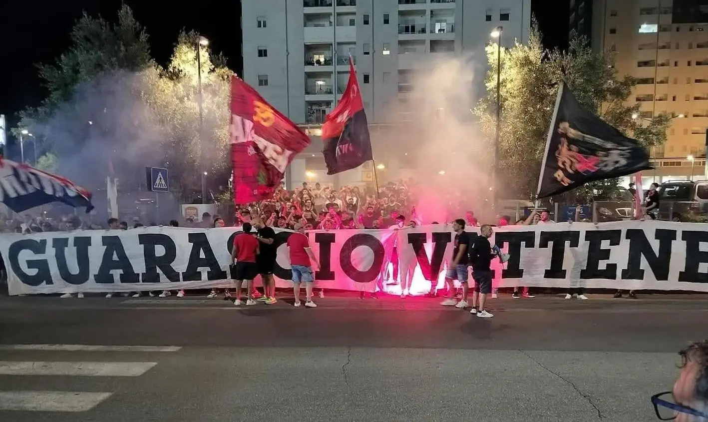 Cosenza, la Curva Nord: «Sempre fuori dallo stadio. Non ci pieghiamo»