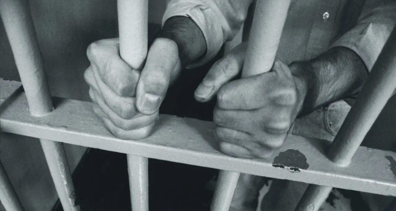 Ancora violenza nel carcere di Vibo: frattura nasale per un agente aggredito. Il Sappe: «Situazione esplosiva»\n