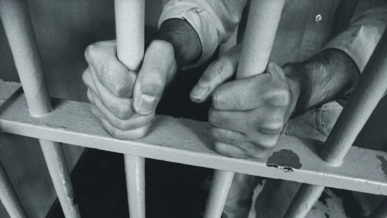 Ancora violenza nel carcere di Vibo: frattura nasale per un agente aggredito. Il Sappe: «Situazione esplosiva»\n