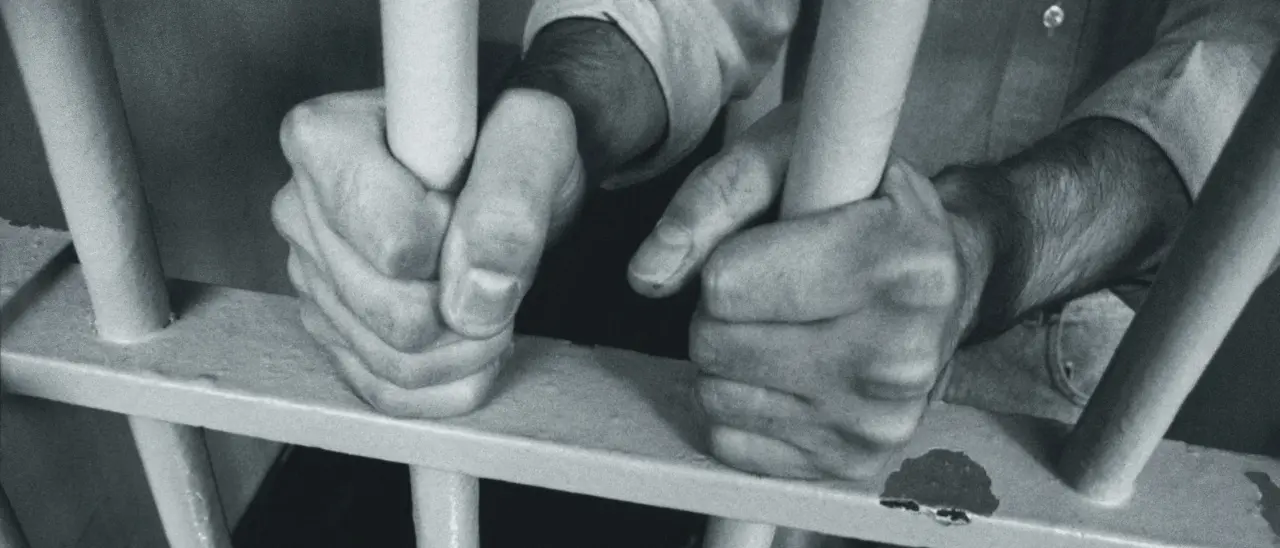 Ancora violenza nel carcere di Vibo: frattura nasale per un agente aggredito. Il Sappe: «Situazione esplosiva»\n