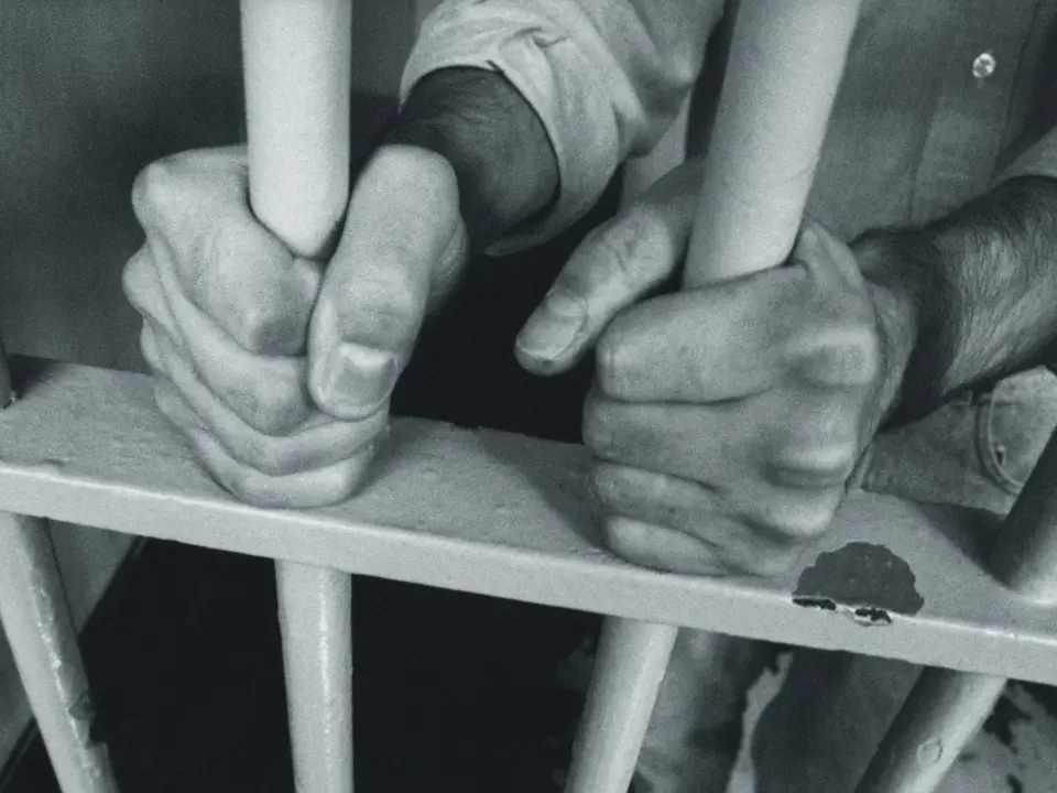 Ancora violenza nel carcere di Vibo: frattura nasale per un agente aggredito. Il Sappe: «Situazione esplosiva»