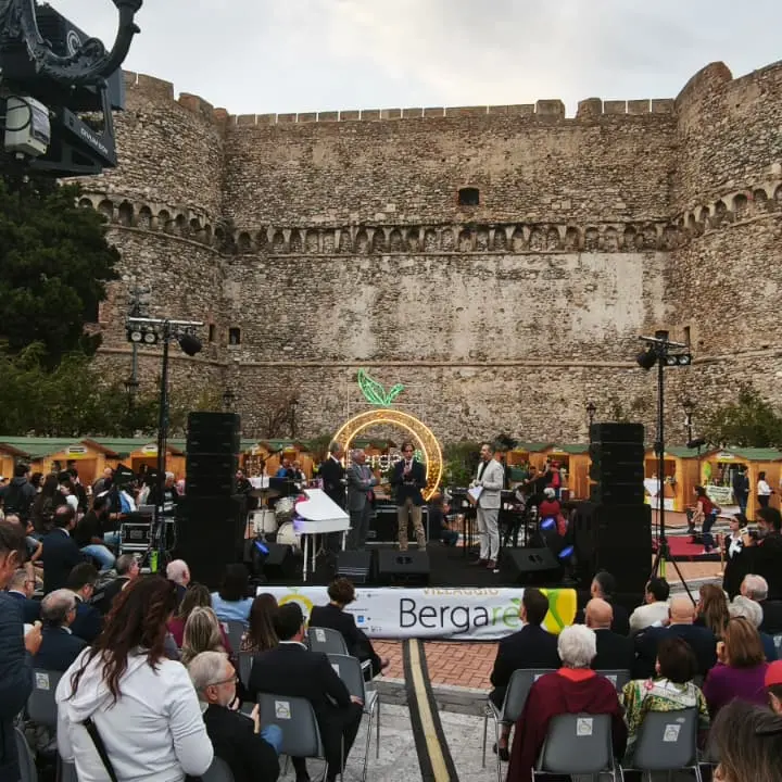 Bergarè 2025, la seconda giornata tra incontri d’affari, showcooking e comicità con Federico Perrotta\n