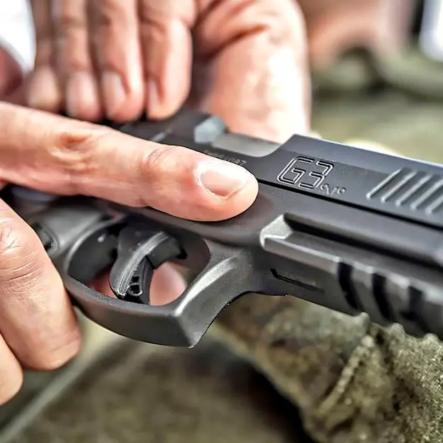 Picchiato per una precedenza, affronta gli aggressori con una pistola e li ferisce: il racconto della sparatoria a Lamezia\n