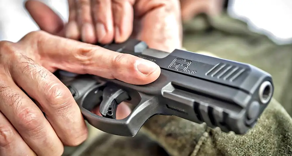 Picchiato per una precedenza, affronta gli aggressori con una pistola e li ferisce: il racconto della sparatoria a Lamezia\n