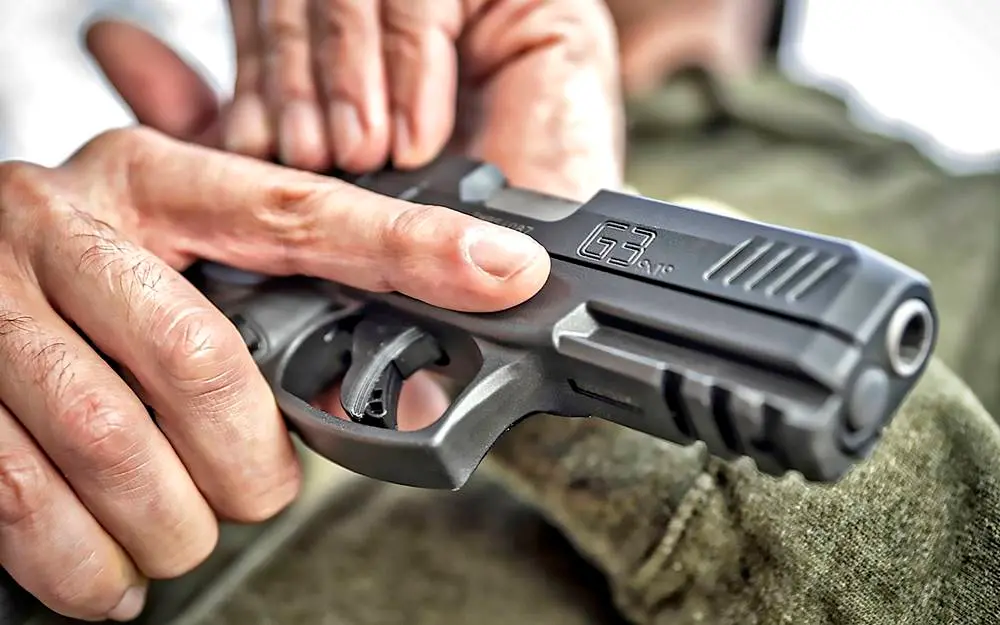 Picchiato per una precedenza, affronta gli aggressori con una pistola e li ferisce: il racconto della sparatoria a Lamezia\n