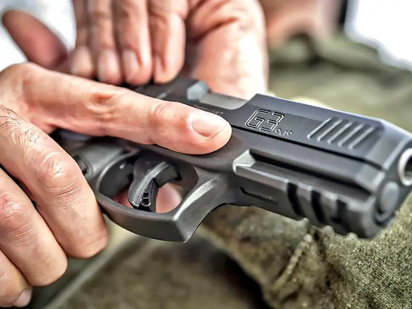 Picchiato per una precedenza, affronta gli aggressori con una pistola e li ferisce: il racconto della sparatoria a Lamezia