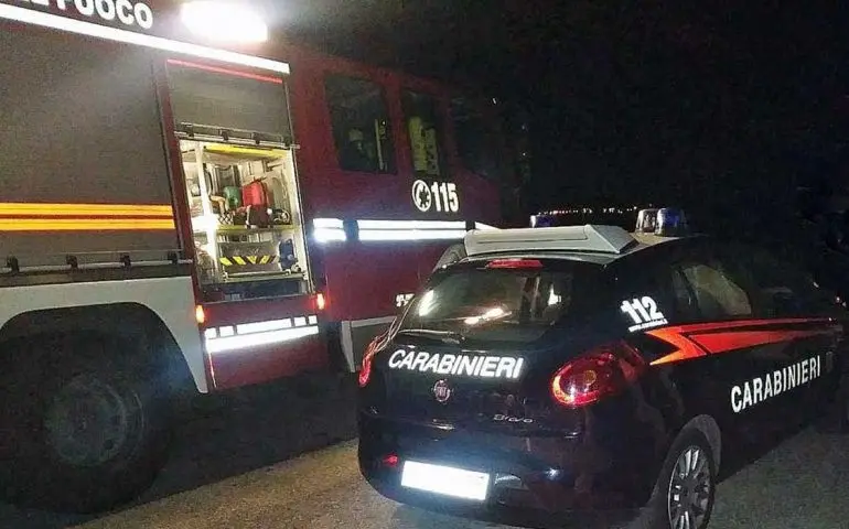 Furgone in fiamme nella notte a San Costantino Calabro, indagini in corso\n