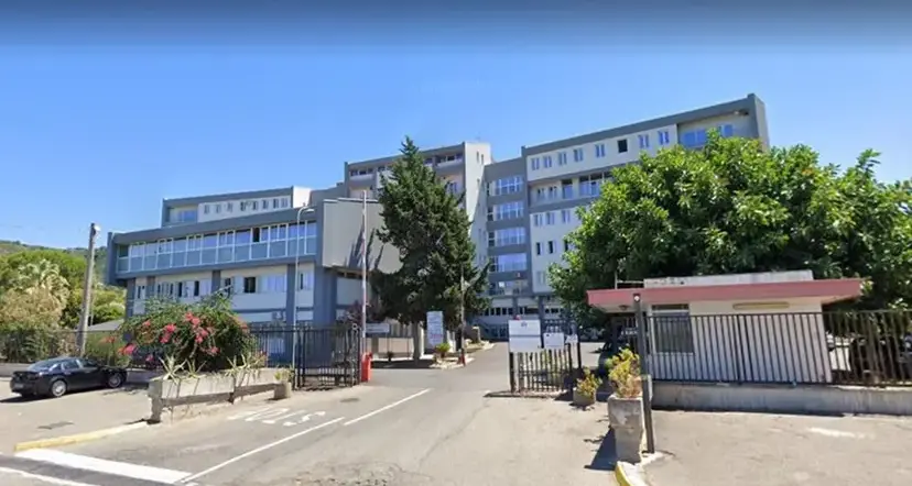 “Sala operatoria temporaneamente chiusa, prego rivolgersi altrove”: il caso all’ospedale di Tropea\n\n\n