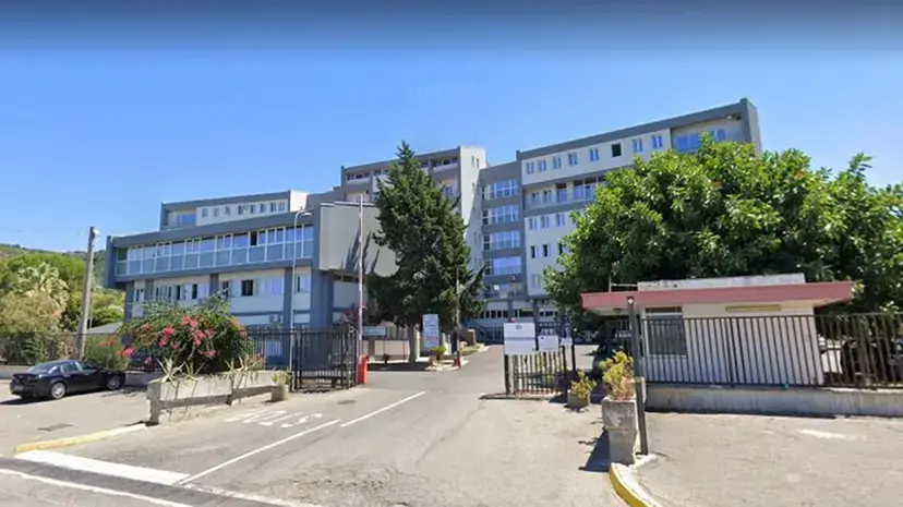 “Sala operatoria temporaneamente chiusa, prego rivolgersi altrove”: il caso all’ospedale di Tropea\n\n\n