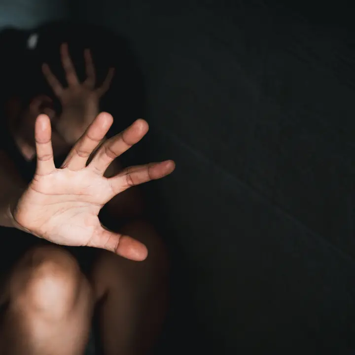 Vibo, picchia la compagna incinta e le ruba borsa e chiavi di casa: arrestato dalla polizia