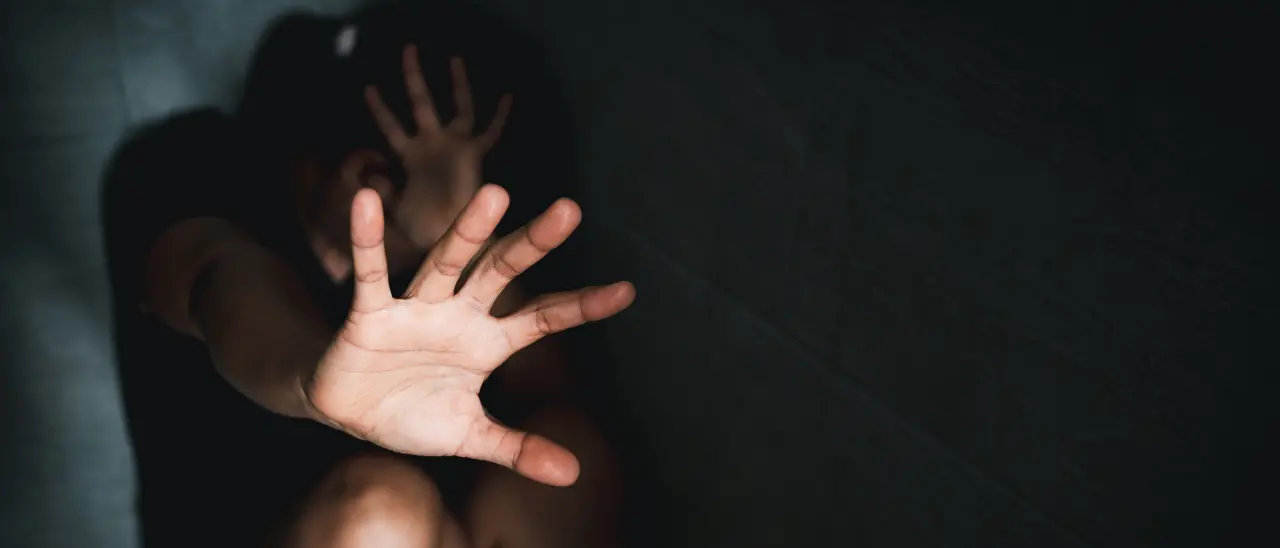 Vibo, prende a calci la compagna incinta e la rapina in stazione mentre attende il treno: un arresto\n