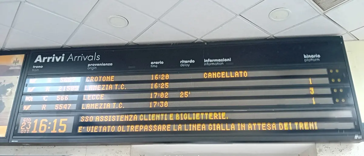 Lavori da 60 milioni alla linea ferroviaria in Calabria: cambiano (in peggio) gli orari dei treni dal 25 ottobre a fine aprile\n