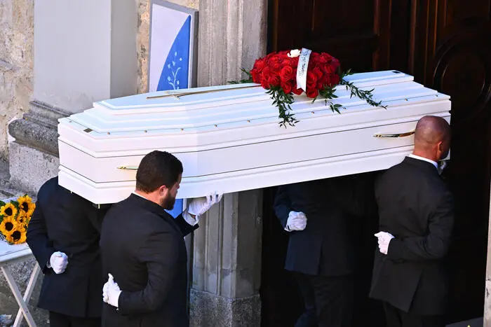 L'ultimo saluto a Pamela Genini, il parroco: «Uomini desiderosi solo di possedere»\n