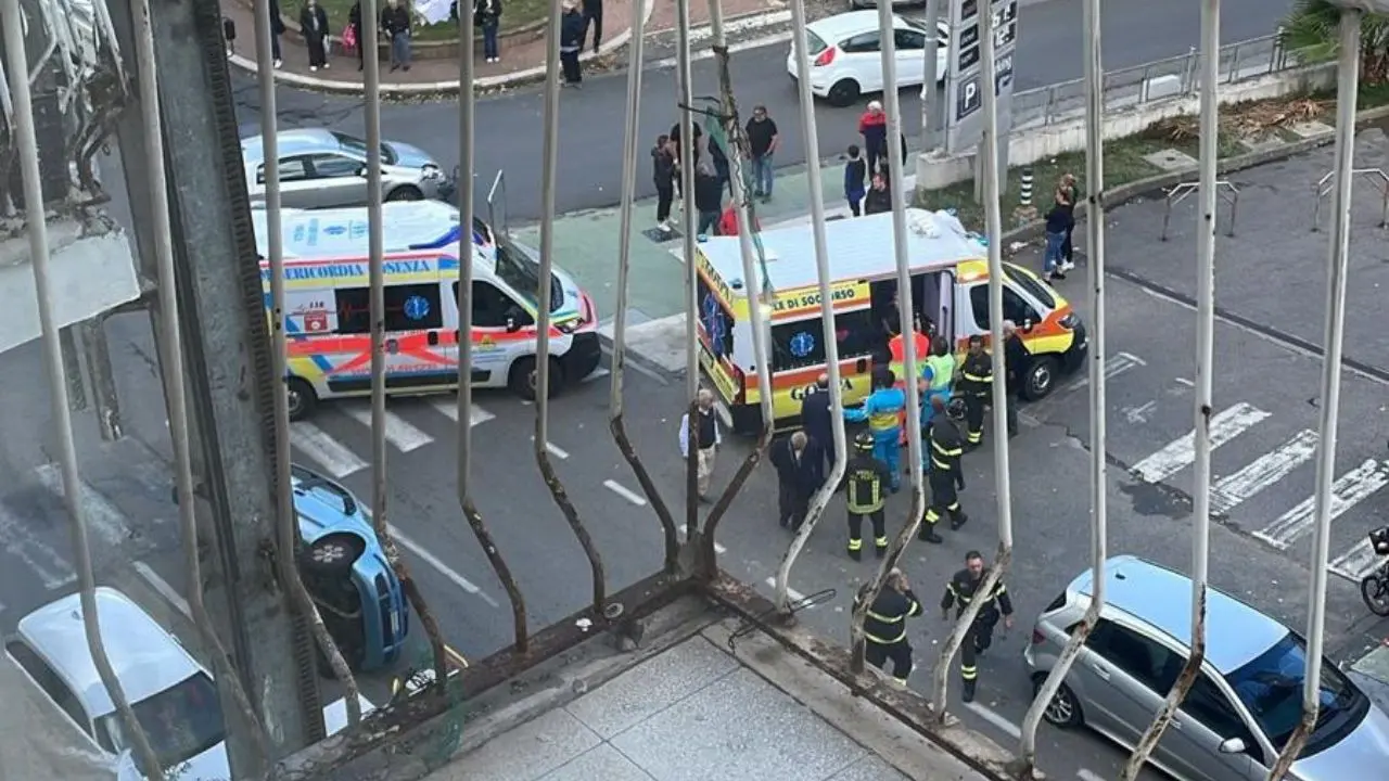 Cosenza, incidente a piazza Loreto: due feriti e auto ribaltata\n
