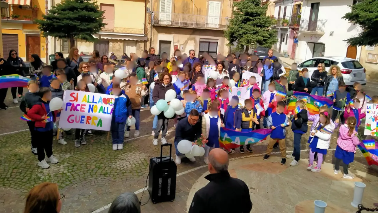 Vallelonga, gli alunni uniti per la pace: una giornata di riflessione in tutte le scuole dell’Istituto comprensivo\n