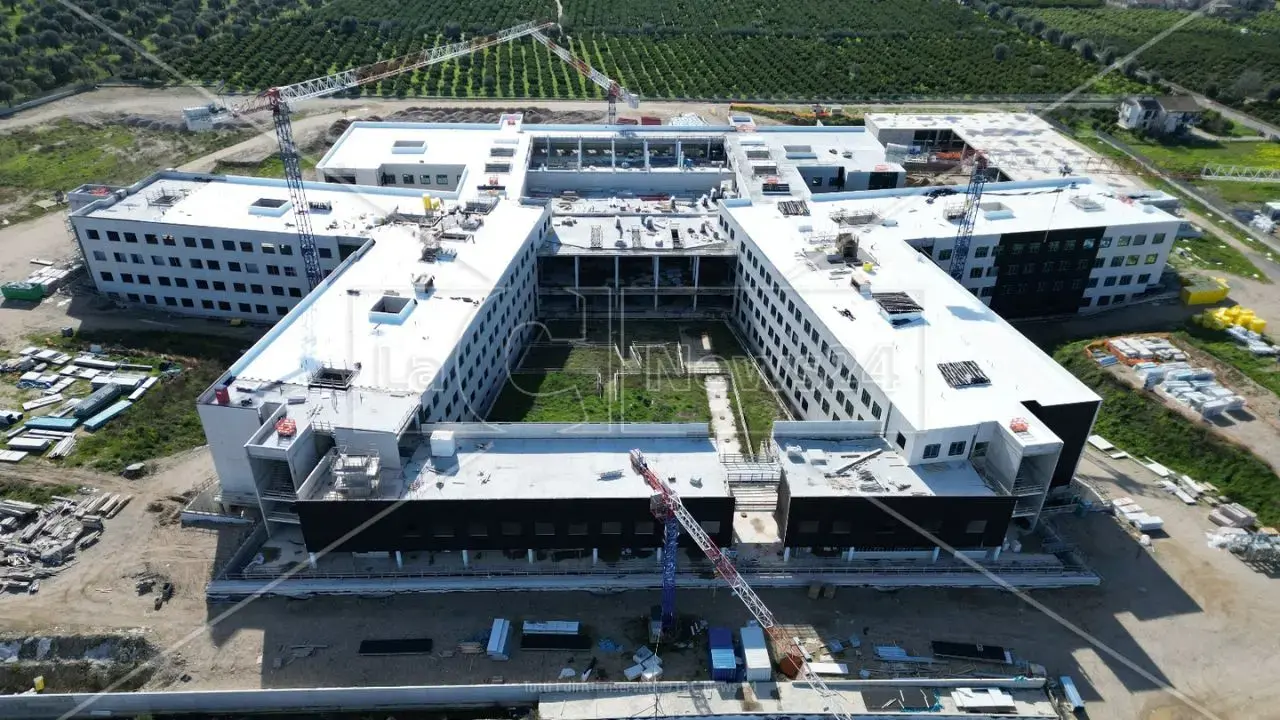 Sanità in Calabria, la speranza in tre cantieri: a che punto sono i nuovi ospedali di Vibo, Gioia Tauro e Sibaritide\n