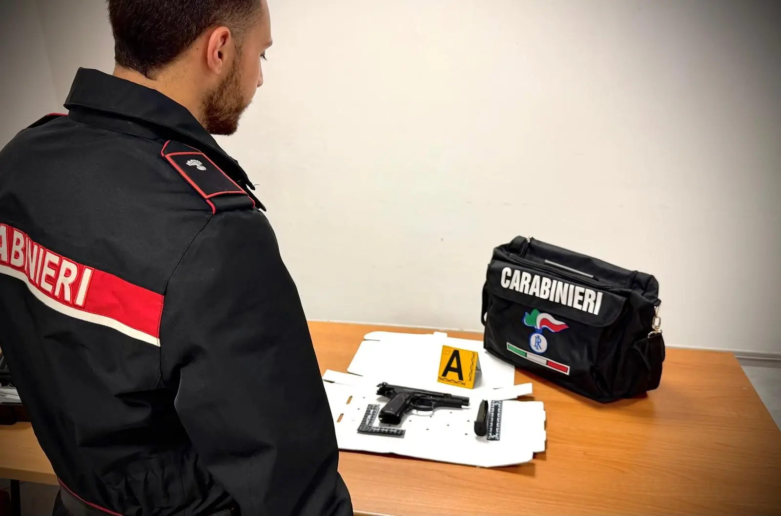 Sparatoria a Lamezia, arrestato per tentato omicidio il 53enne che si era costituito: ha fatto fuoco con una Beretta\n