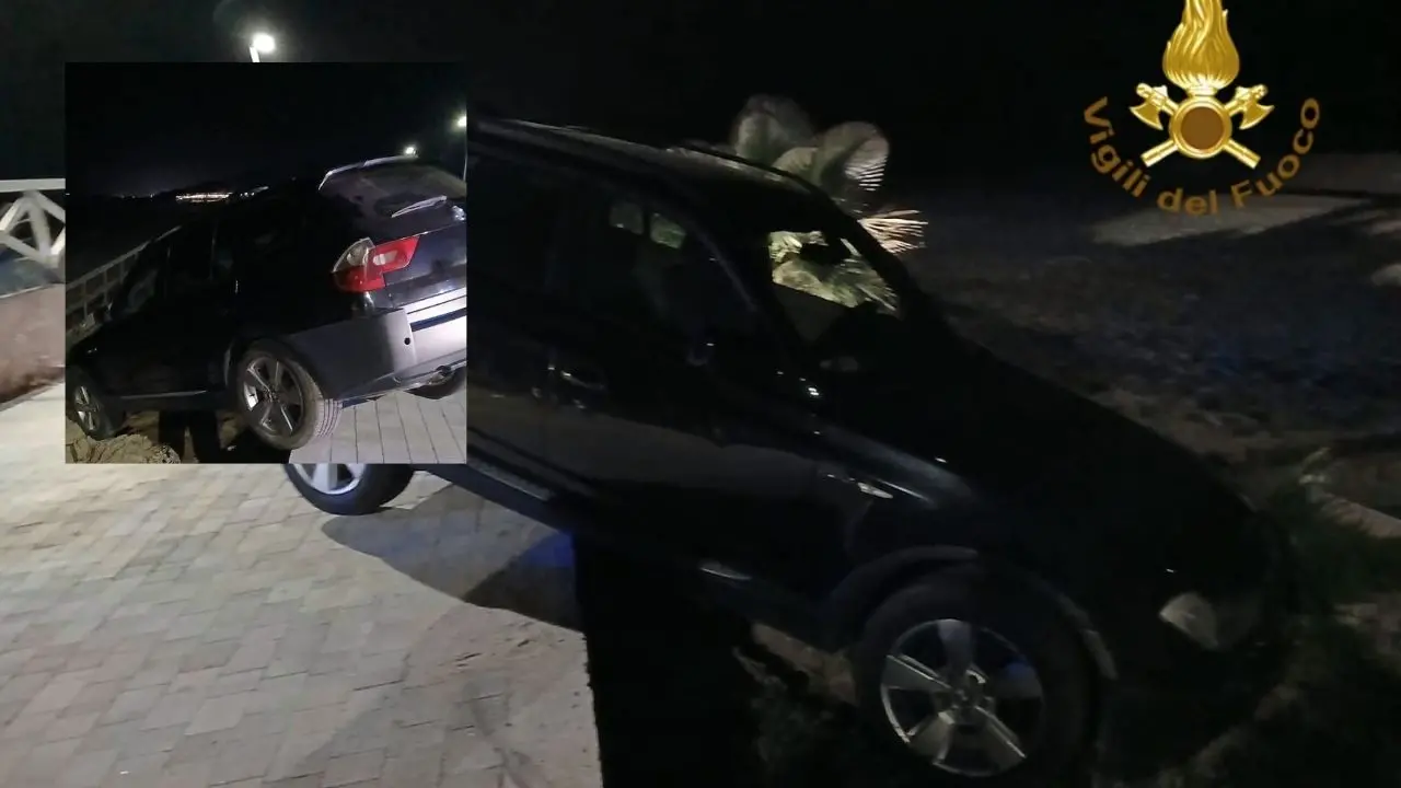 L\\'auto uscita fuori strada sul lungo mare di Torre Melissa