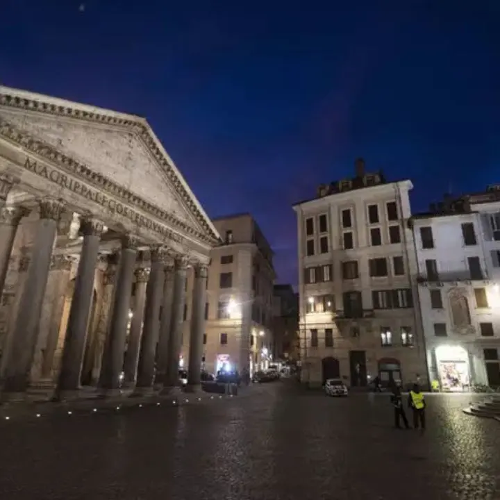 Roma, cade dal muro del Pantheon:\u00A0muore un turista giapponese\n