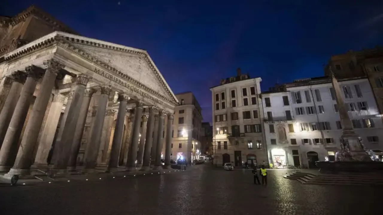 Roma, cade dal muro del Pantheon:\u00A0muore un turista giapponese\n