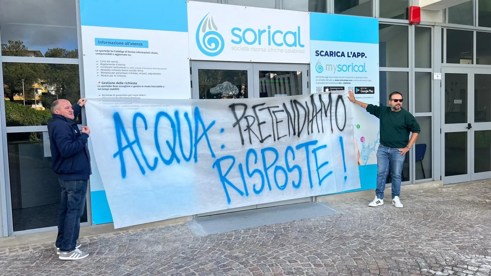 Protesta Sorical, attivisti e cittadini in piazza contro la malagestione idrica