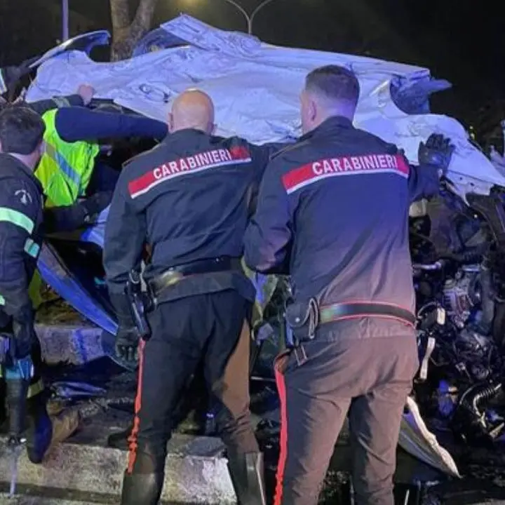Incidente stradale a Roma, scontro tra due auto in centro: muore una 20enne, tre feriti