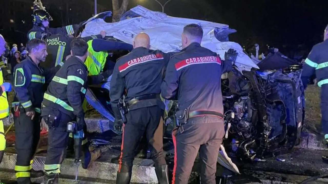 Incidente stradale a Roma, scontro tra due auto in centro: muore una 20enne, tre feriti