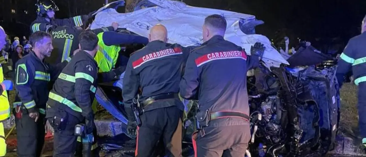 Incidente stradale a Roma, scontro tra due auto in centro: muore una 20enne, tre feriti