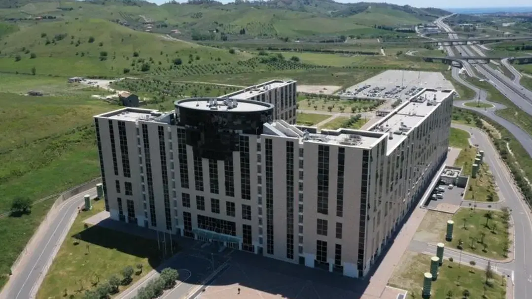 Nuovi dipartimenti nascono, altri spariscono: ecco la nuova riforma della burocrazia regionale firmata da Occhiuto\n