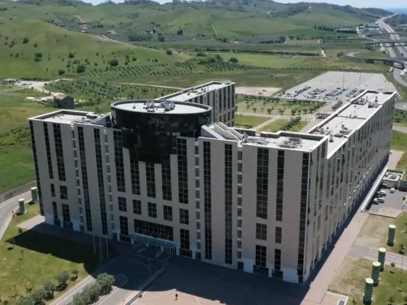 Nuovi dipartimenti nascono, altri spariscono: ecco la nuova riforma della burocrazia regionale firmata da Occhiuto