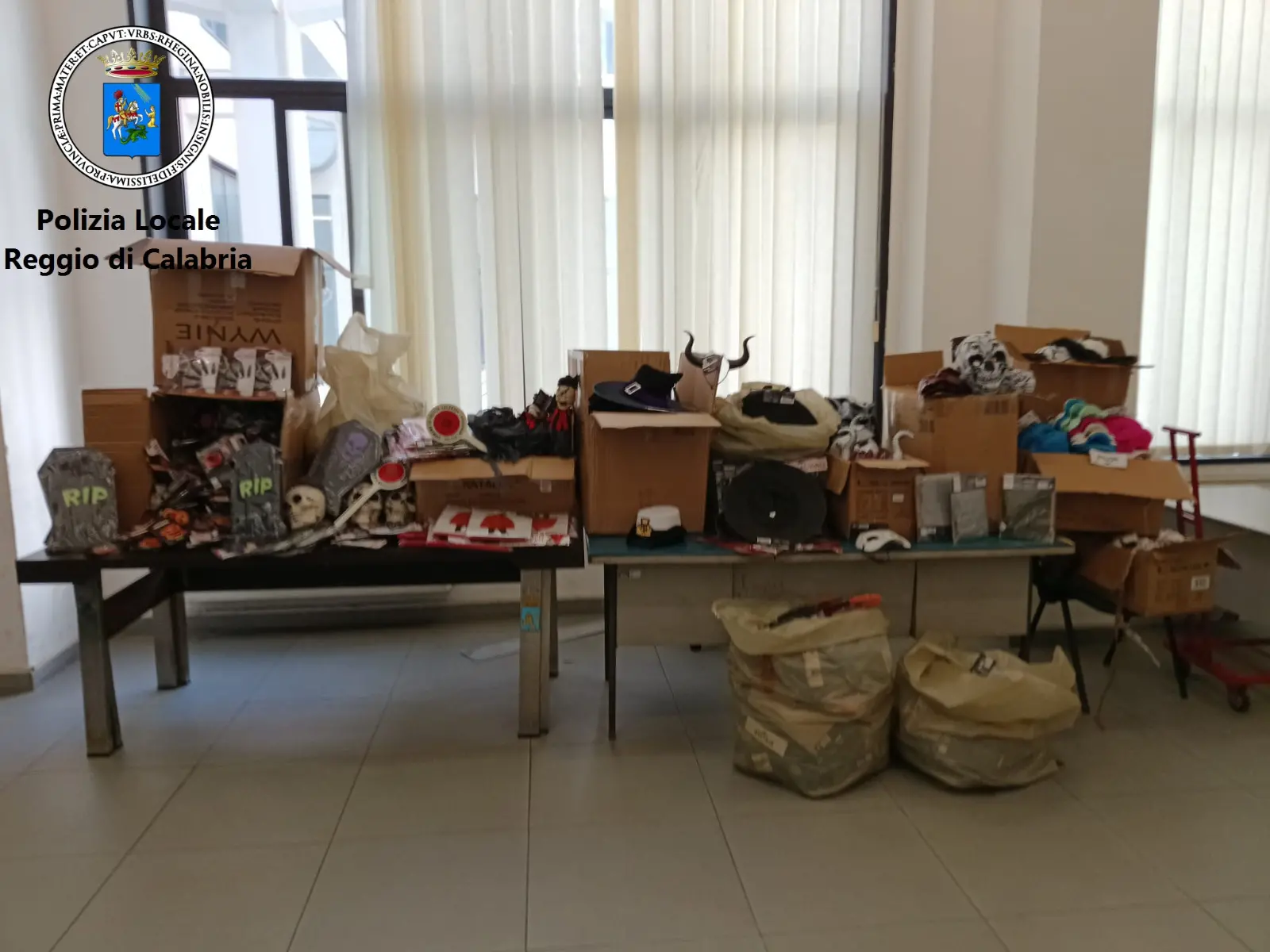 Reggio, sequestrati oltre 2500\u00A0prodotti contraffatti\n