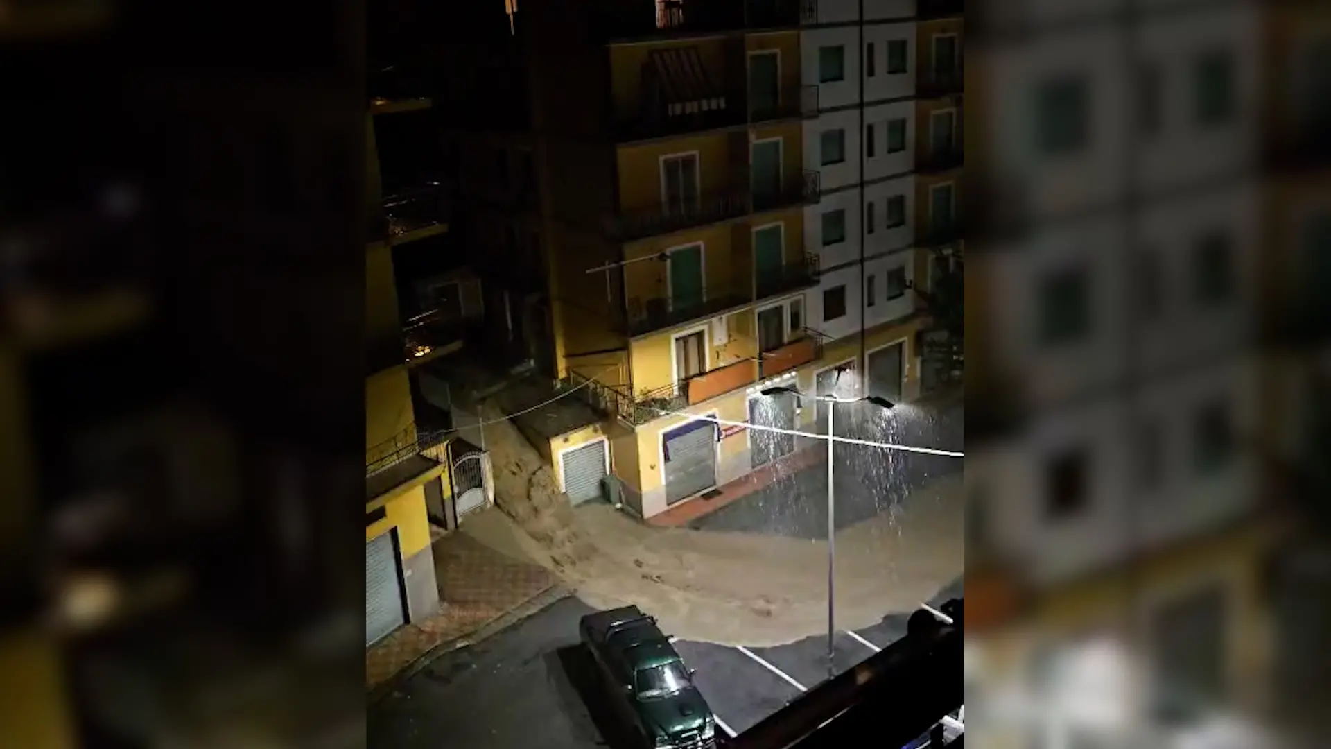 <p>Un fermo immagine del video che ha immortalato il violento nubifragio</p>\\n
