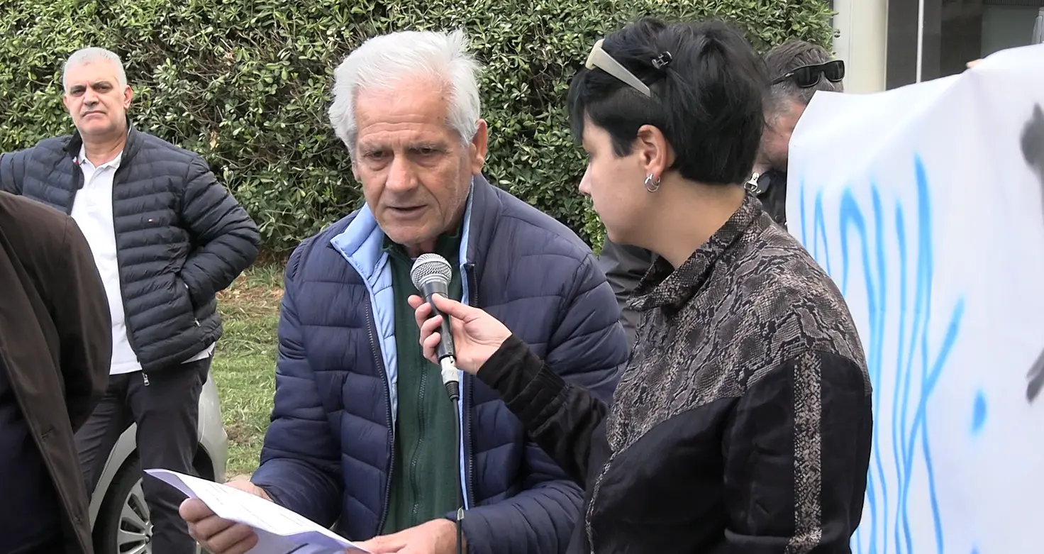 Protesta contro Sorical, i racconti: «Bollette da 300 euro, ma siamo senz’acqua»