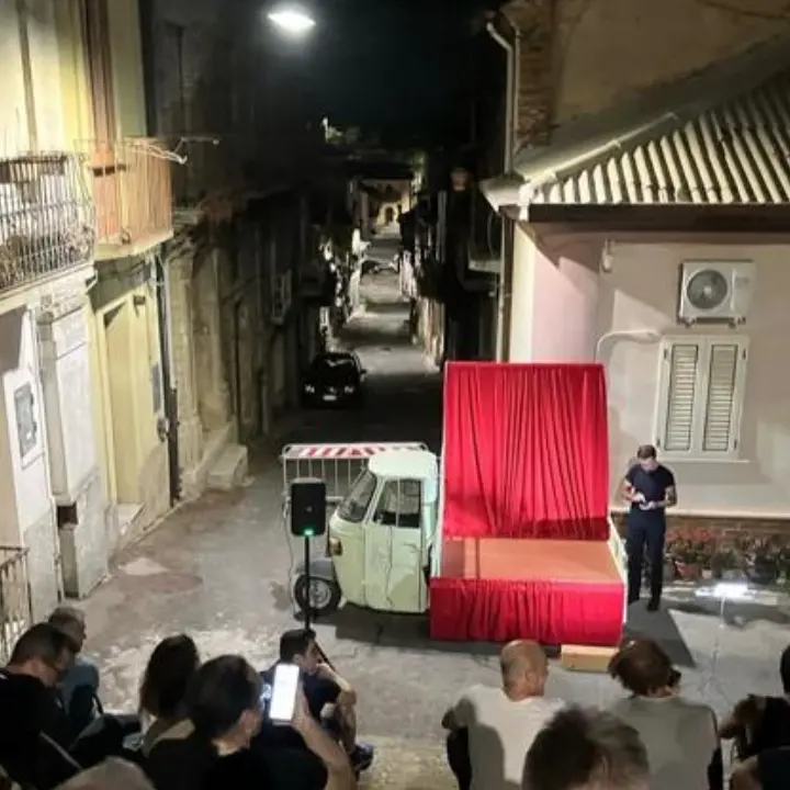 Marco Mittica, l’attore calabrese che ha trasformato un’Ape Piaggio in un piccolo teatro su ruote\u00A0\n