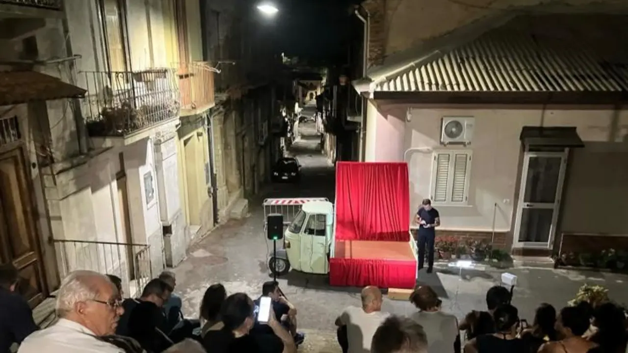 Marco Mittica, l’attore calabrese che ha trasformato un’Ape Piaggio in un piccolo teatro su ruote\u00A0\n