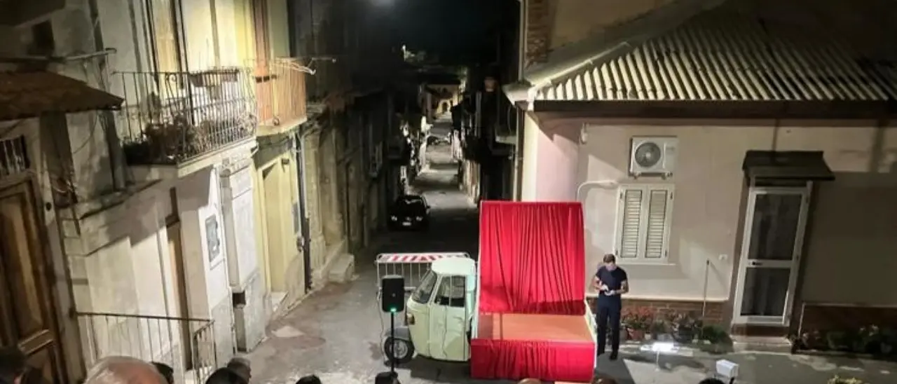 Marco Mittica, l’attore calabrese che ha trasformato un’Ape Piaggio in un piccolo teatro su ruote\u00A0\n