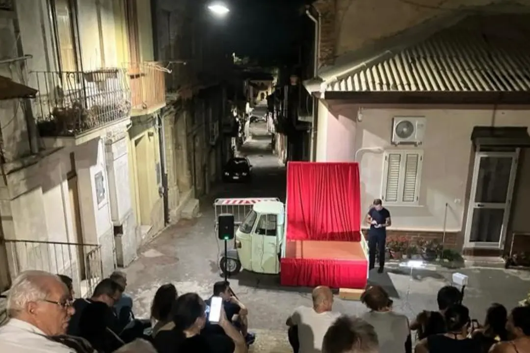 Marco Mittica, l’attore calabrese che ha trasformato un’Ape Piaggio in un piccolo teatro su ruote\u00A0\n