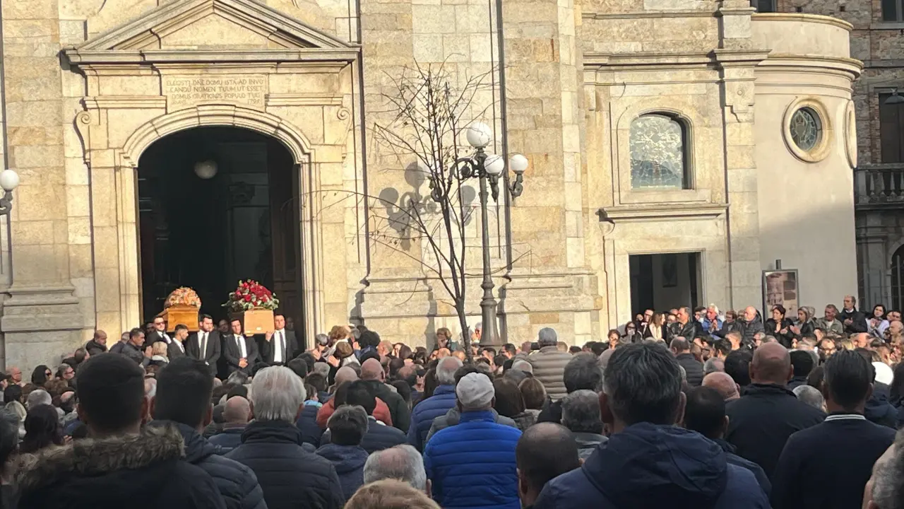 Serra schiacciata dal dolore: in un silenzio irreale a centinaia hanno dato l’addio a Salvatore e Lucia\n