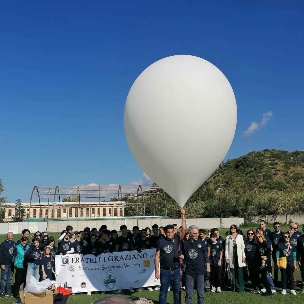 Gli studenti di Cariati conquistano (di nuovo) il cielo: successo per il lancio della sonda del progetto Sem\n
