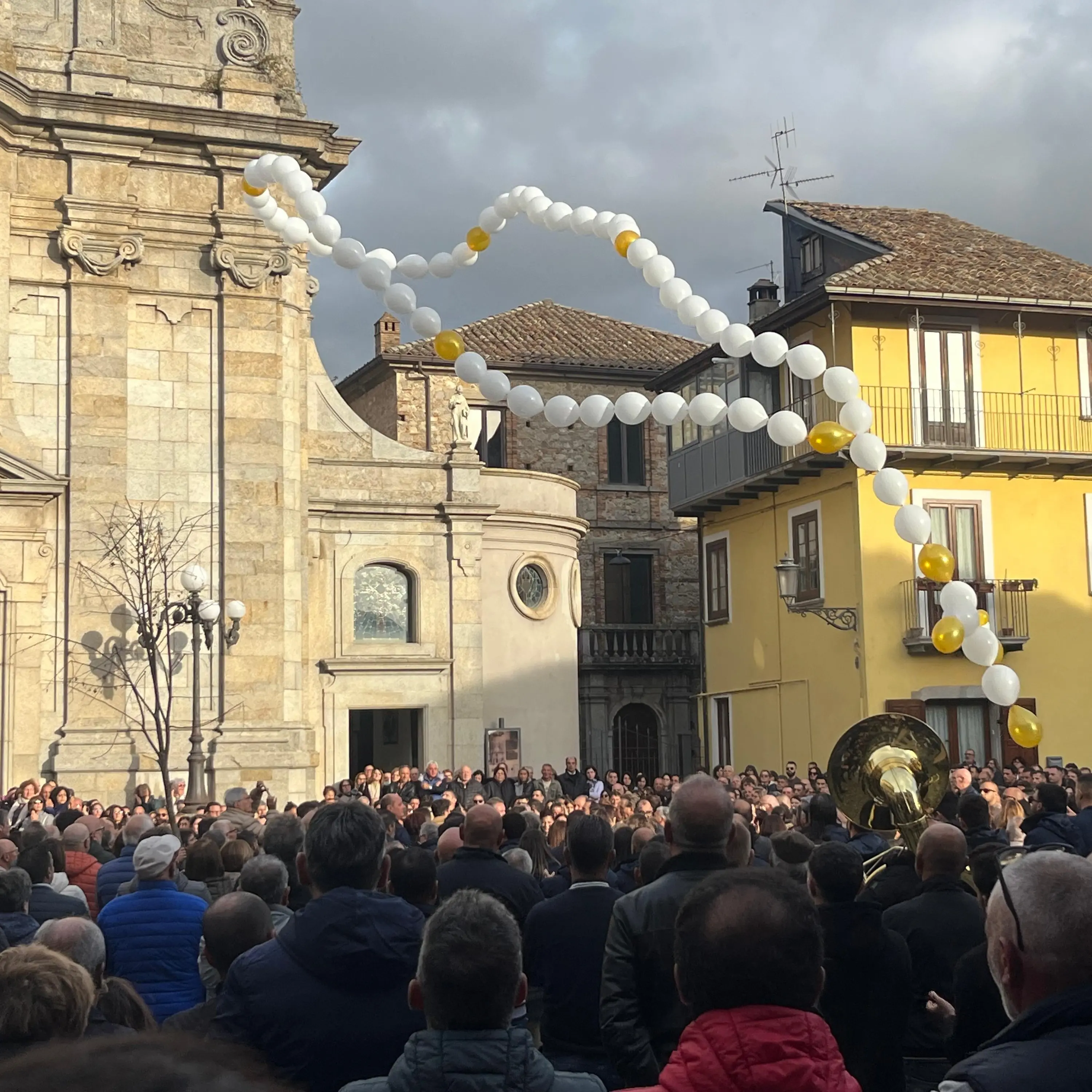 A Serra è il giorno del dolore: in centinaia  per l'ultimo saluto a Salvatore e Lucia morti sulla Jonio-Tirreno