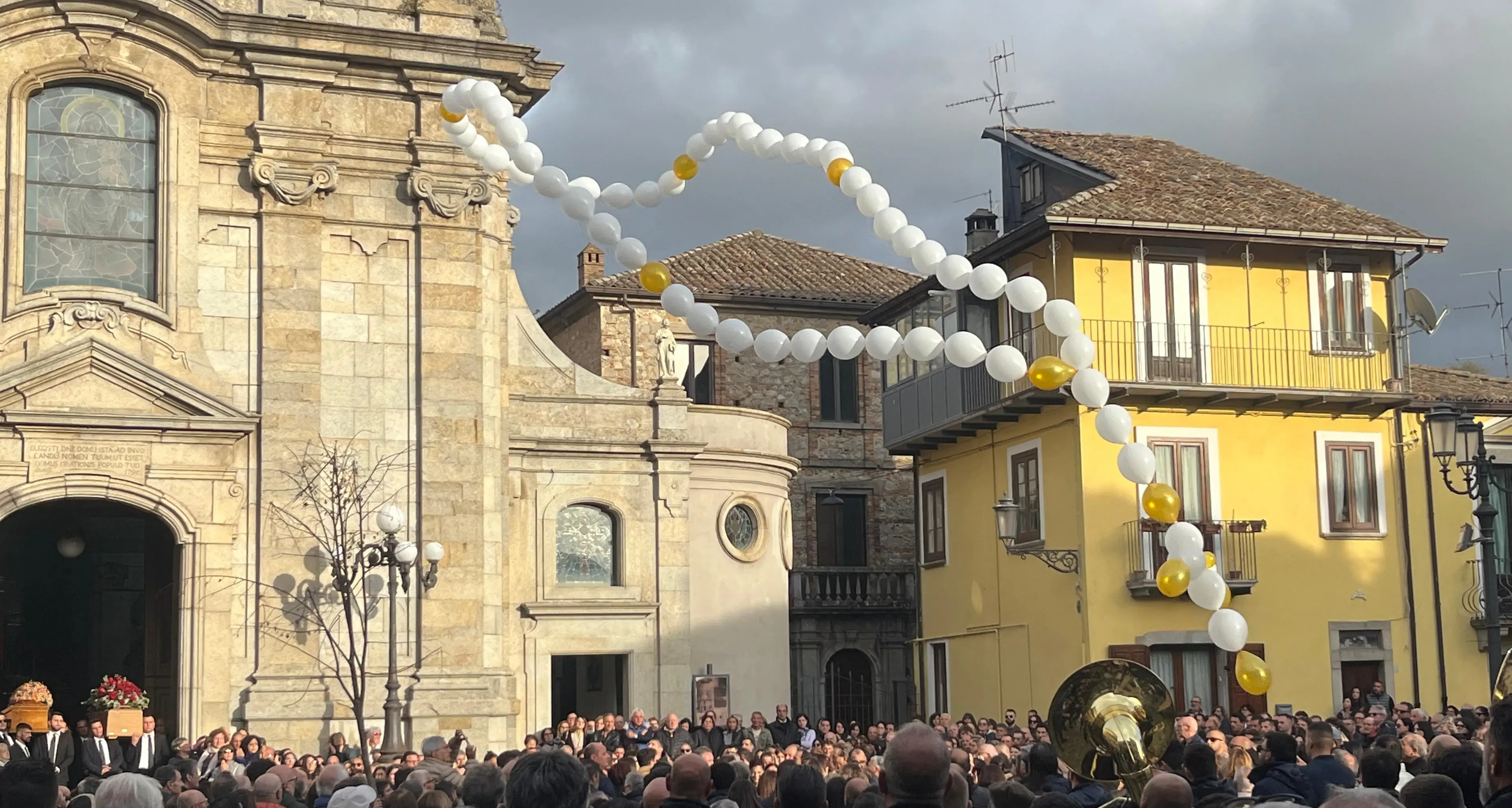 A Serra è il giorno del dolore: in centinaia  per l'ultimo saluto a Salvatore e Lucia morti sulla Jonio-Tirreno