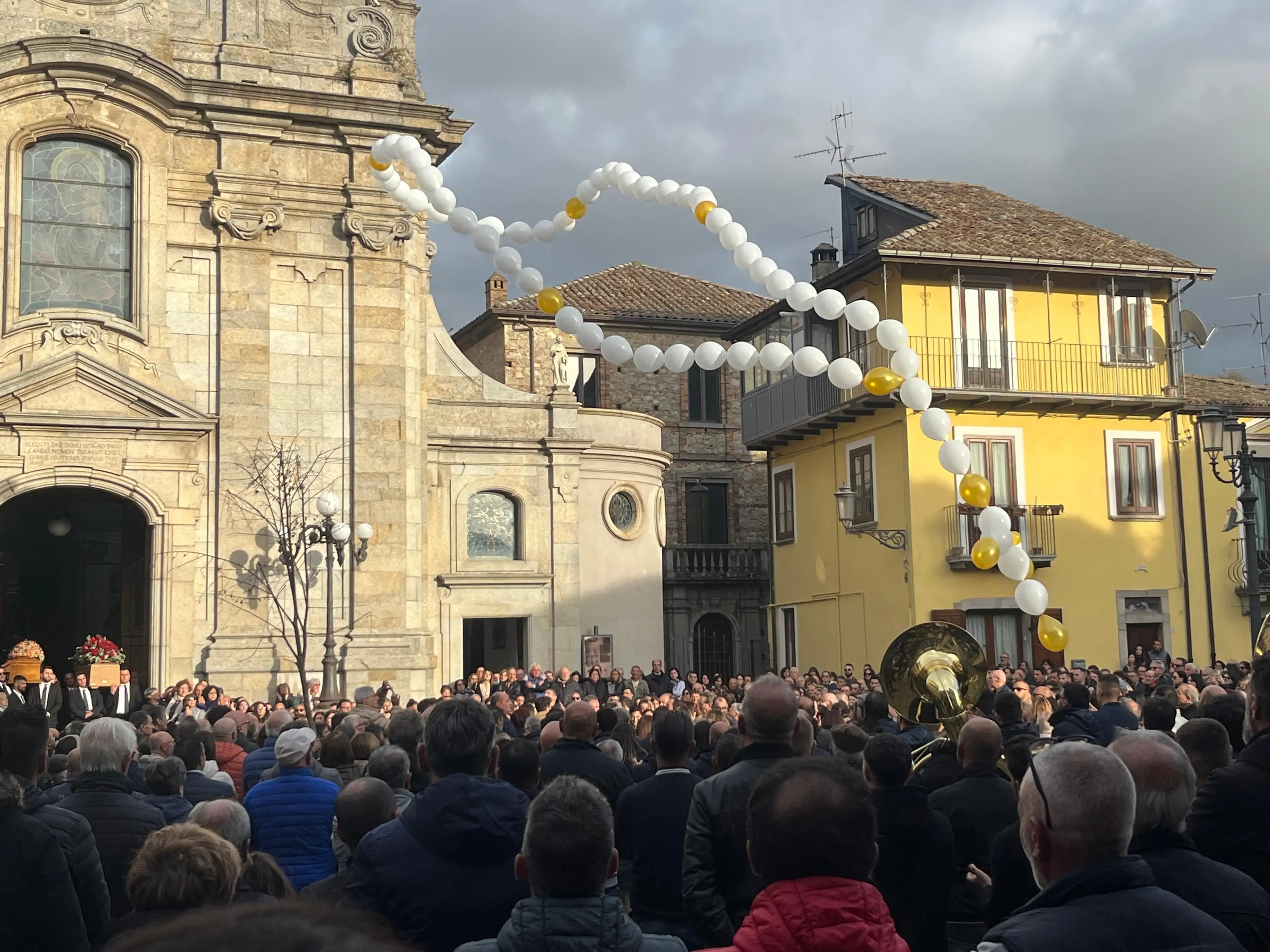 A Serra è il giorno del dolore: in centinaia  per l'ultimo saluto a Salvatore e Lucia morti sulla Jonio-Tirreno