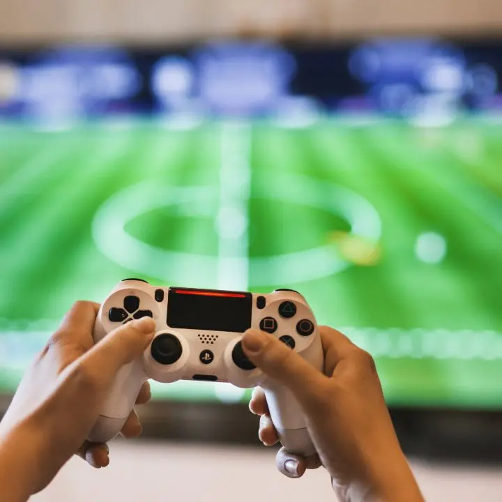 Adescava minori con merende e playstation: arrestato ex educatore per presunti abusi ai danni di due fratellini\n