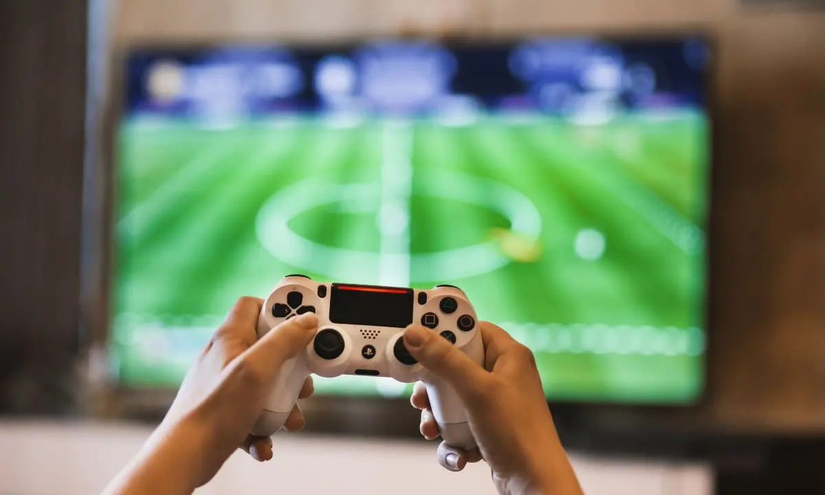 Adescava minori con merende e playstation: arrestato ex educatore per presunti abusi ai danni di due fratellini\n