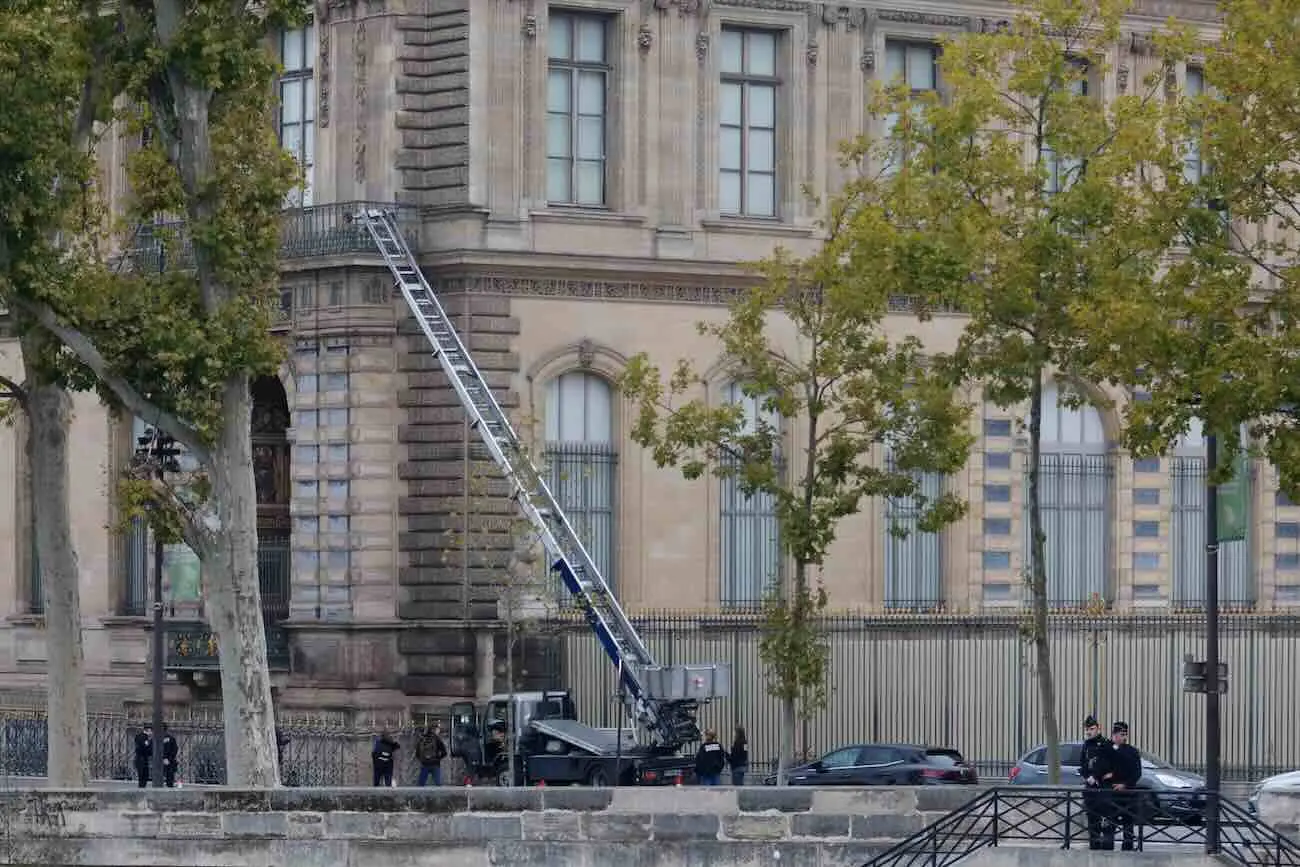 Furto al Louvre, svolta nelle indagini: arrestati due uomini, uno stava per fuggire all’estero